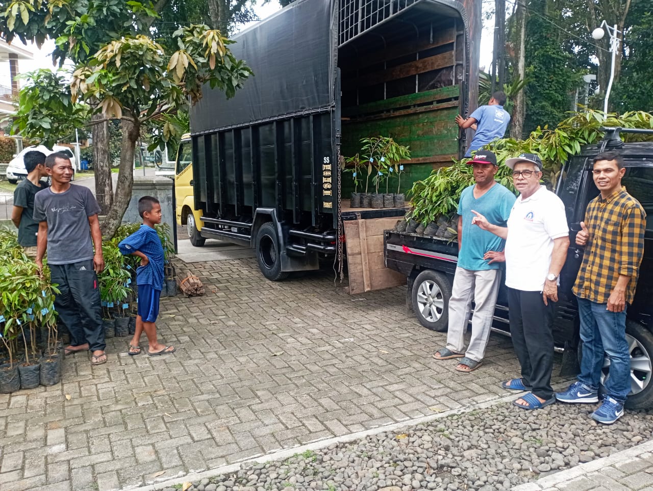 Kerukunan Keluarga Aceh Rayeuk (KEKAR) di Perantauan Mengirimkan Ribuan Bibit Unggul Durian Musangking dan Jambu Jumbo kepada Petani di Aceh Besar dalam Program Peduli Gampong
